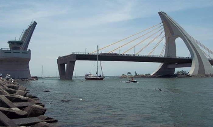 活動橋開啟後水面上方無高度限制，確保大型或高桅桿船隻通行安全。